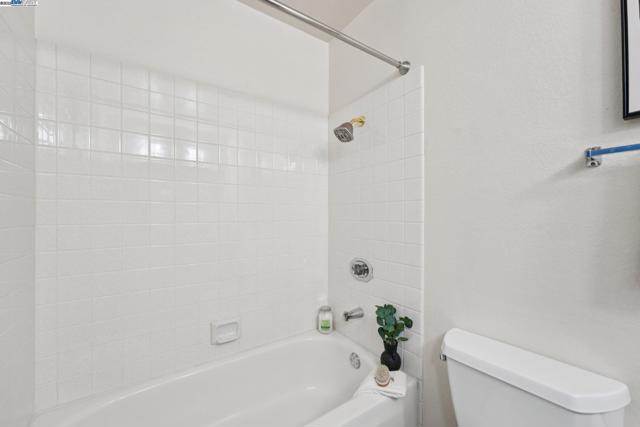 4942 Rocklin Dr, Union City CA: https://media.crmls.org/mediaz/de3710a4-59d6-49cb-803d-d3c864110ccd.jpg