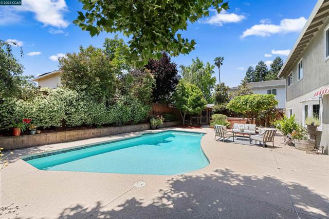 3628 Portsmouth Ct, Pleasanton CA: https://media.crmls.org/mediaz/de373d2a-82b2-4dfa-9527-b88990fb9345.jpg