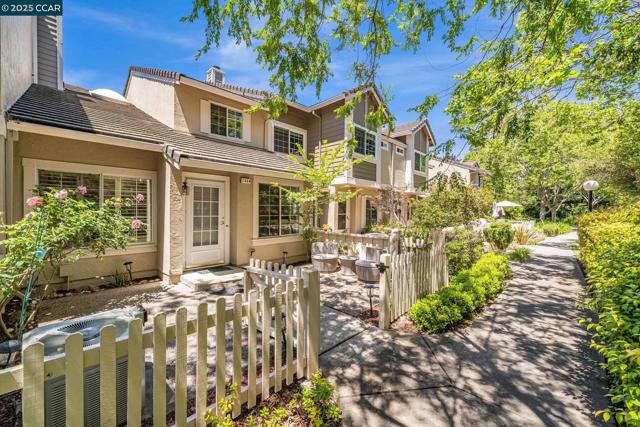 7464 Oxford Cir, Dublin CA: https://media.crmls.org/mediaz/de375f40-608d-43eb-a7a8-2c341ccc204a.jpg