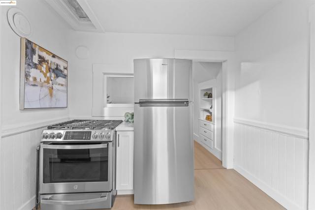 897 Oak Street, Alameda CA: https://media.crmls.org/mediaz/de37c9e2-70e3-4730-bc95-c94bc670aefb.jpg