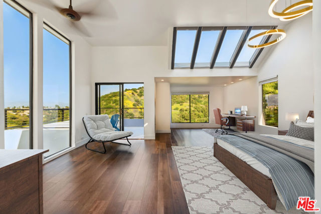 3372 Longridge Terrace, Sherman Oaks CA: https://media.crmls.org/mediaz/de38051b-0240-4ad1-8193-c6273770db8e.jpg