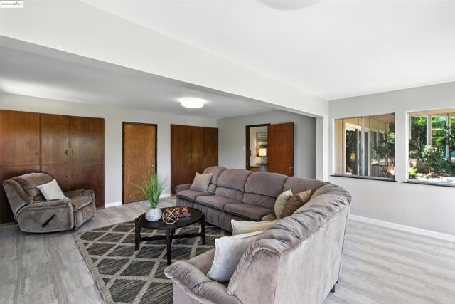 3112 View Drive, Antioch CA: https://media.crmls.org/mediaz/de382a67-4d75-4309-b486-5d00daad2964.jpg