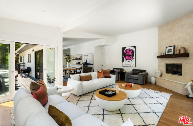 3375 Coldwater Canyon Avenue, Studio City CA: https://media.crmls.org/mediaz/de3848e9-1448-41b9-bf83-cd42135cff75.jpg