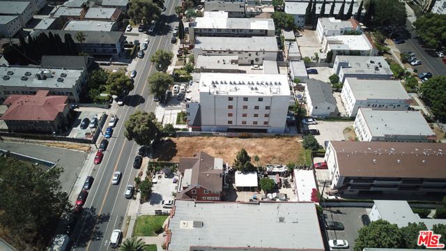 553 N Heliotrope Drive, Los Angeles CA: https://media.crmls.org/mediaz/de38752e-4183-4e05-af64-e801e44a0514.jpg