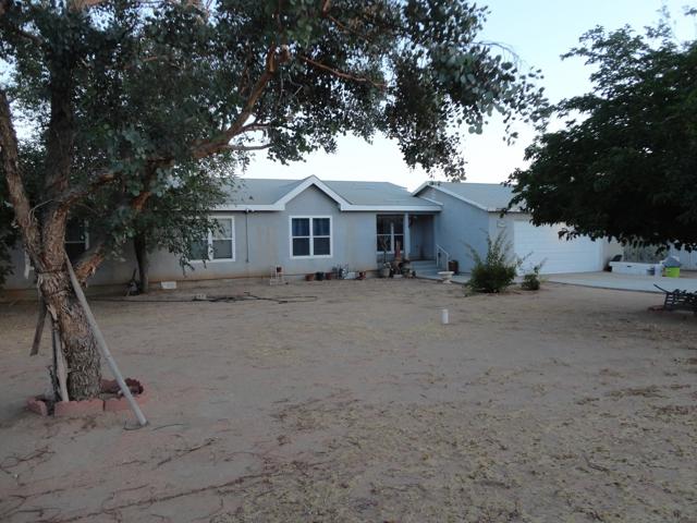 22545 El Centro Rd, Apple Valley CA: https://media.crmls.org/mediaz/de38e10a-2ba1-4ebc-abcb-2756b15d16d9.jpg