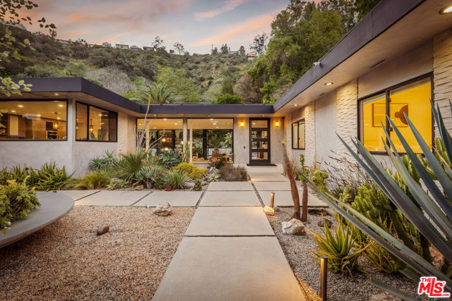 9991 Liebe Drive, Beverly Hills CA: https://media.crmls.org/mediaz/de39653f-ed81-4180-babd-67baa3250d06.jpg