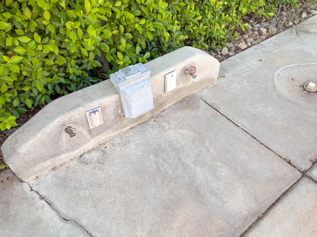 https://media.crmls.org/mediaz/de39a71a-c927-42b3-8fa9-9d201644e84e.jpg?preset=X-Large