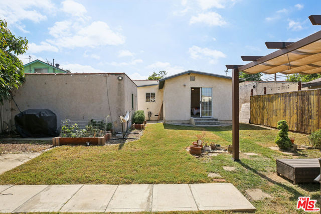 5492 Lewis Avenue, Long Beach CA: https://media.crmls.org/mediaz/de3a083c-719e-48ad-8db0-9397b8cf4d77.jpg