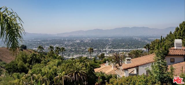 3303 Clerendon Road, Beverly Hills CA: https://media.crmls.org/mediaz/de3a32e5-8257-4c18-a2df-ea3e8dc5cb7b.jpg