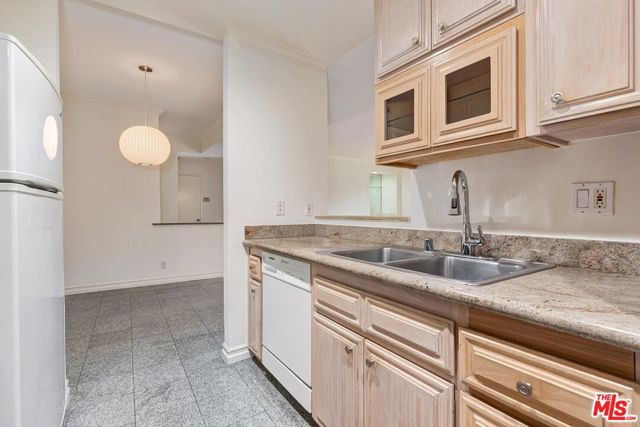 211 CALIFORNIA Avenue, Santa Monica CA: https://media.crmls.org/mediaz/de3a534b-7df5-4014-a121-d4782e348d50.jpg