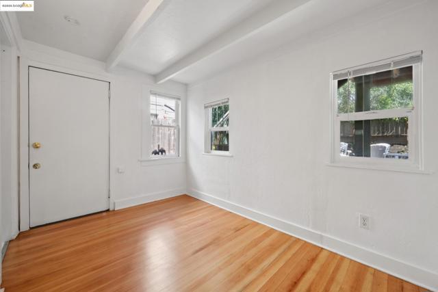 3116 Harrison St, Oakland CA: https://media.crmls.org/mediaz/de3b5181-f906-421b-96b0-47a7d3bdf489.jpg