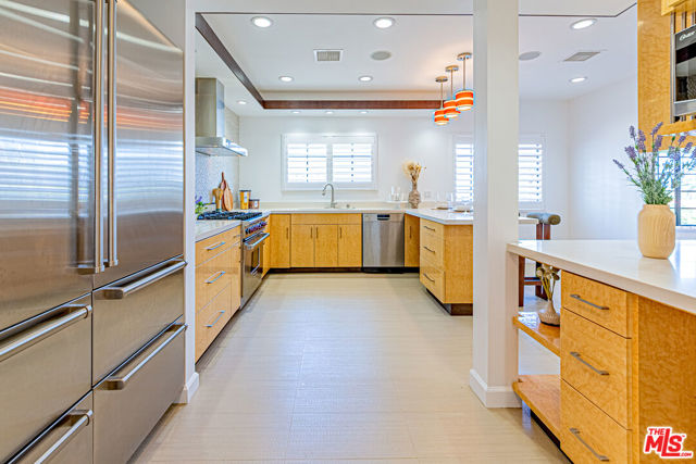 10611 Ashton Avenue, Los Angeles CA: https://media.crmls.org/mediaz/de3c3232-3089-47f2-bb61-364726144407.jpg