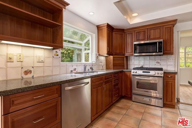 17181 Avenida De La Herradura, Pacific Palisades CA: https://media.crmls.org/mediaz/de3c455e-96e6-413f-8028-a9c38ce8917d.jpg
