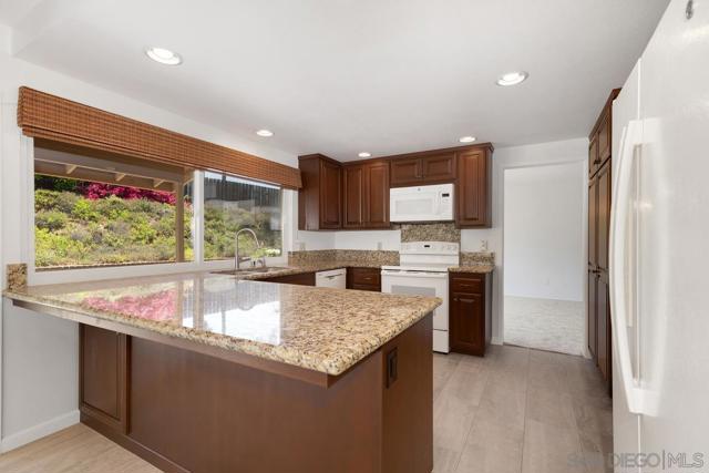 12847 Abra Pl, San Diego CA: https://media.crmls.org/mediaz/de401128-e32e-4aea-a628-4603f221b632.jpg