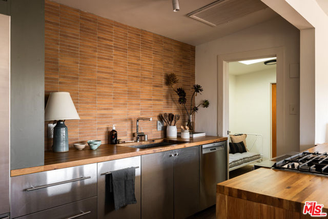 4825 Glenalbyn Drive, Los Angeles CA: https://media.crmls.org/mediaz/de402e78-8f62-495e-b574-a9d8bcf67707.jpg
