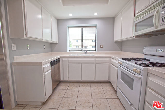 4365 Mclaughlin Avenue, Los Angeles CA: https://media.crmls.org/mediaz/de42856f-2030-439e-af41-c93640cb7c06.jpg