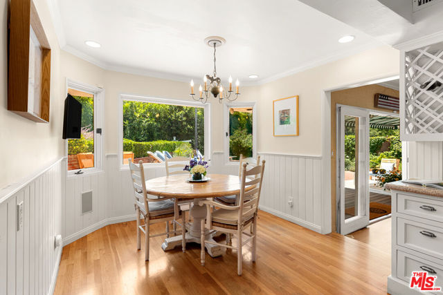 11818 Laurel Hills Road, Studio City CA: https://media.crmls.org/mediaz/de434a3e-48c6-49d8-b7e4-4a5eee2f3023.jpg