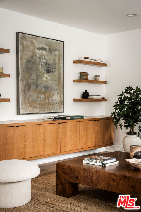 162 S Lucerne Boulevard, Los Angeles CA: https://media.crmls.org/mediaz/de443317-1bb5-4325-a251-05be76ff15e1.jpg