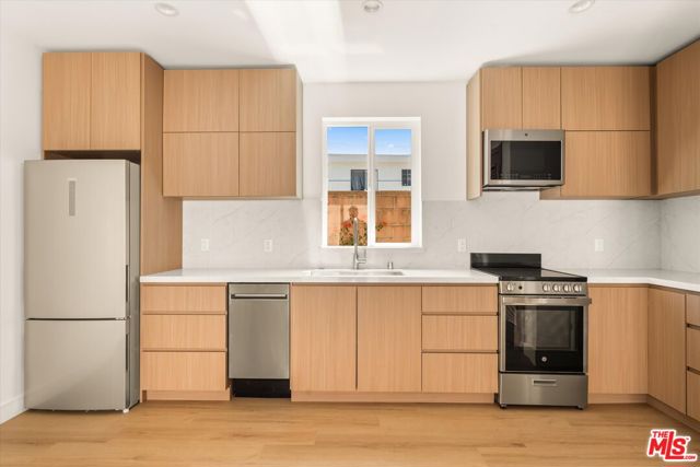 5912 Mammoth Avenue, Sherman Oaks CA: https://media.crmls.org/mediaz/de44deff-b66d-4cea-9d84-3c10934c80e3.jpg