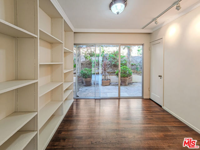 8967 St Ives Drive, Los Angeles CA: https://media.crmls.org/mediaz/de462e53-cdb0-40e3-8058-900c6dddea6a.jpg