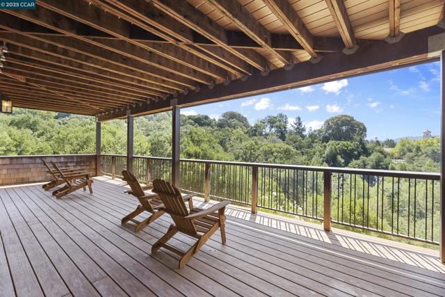 25 Watchwood Ct, Orinda CA: https://media.crmls.org/mediaz/de481366-4d43-4ee0-be35-9376a02ea523.jpg