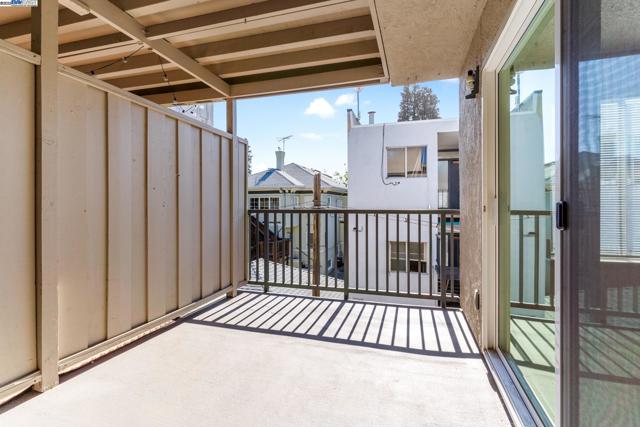 424 Staten Ave, Oakland CA: https://media.crmls.org/mediaz/de48ec5f-73c6-4d3e-ba7e-afb19536f794.jpg