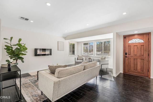Detail Gallery Image 7 of 37 For 15233 Camarillo St, Sherman Oaks,  CA 91403 - 5 Beds | 4 Baths