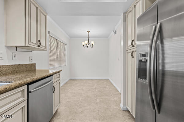 Detail Gallery Image 13 of 33 For 21931 Burbank Bld #5,  Los Angeles,  CA 91367 - 3 Beds | 2/1 Baths