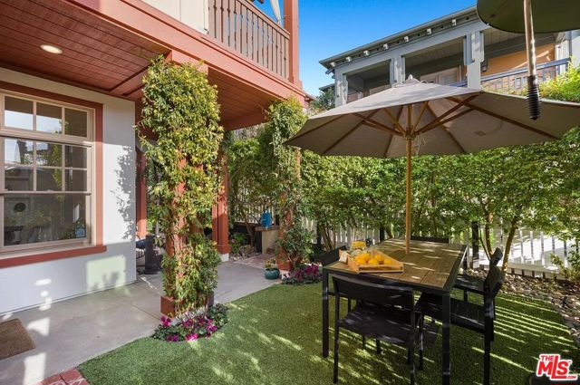 2584 Bungalow Place, Corona del Mar CA: https://media.crmls.org/mediaz/de49c95c-98cf-45d5-a2f3-e42522503a87.jpg