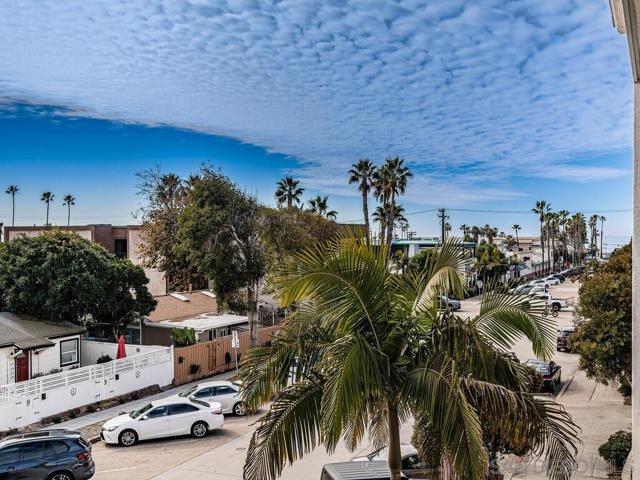 924 Hornblend, San Diego CA: https://media.crmls.org/mediaz/de4a4e31-b923-4b41-836f-0535ffc82e82.jpg