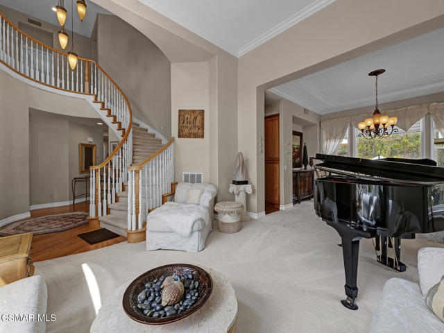 331 Briar Bluff Circle, Thousand Oaks CA: https://media.crmls.org/mediaz/de4a58f2-783e-49ff-9346-de95c0775be4.jpg