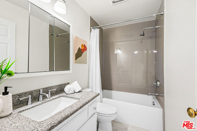 3949 Bentley Avenue, Culver City CA: https://media.crmls.org/mediaz/de4b4762-dc02-45eb-84fc-123726561a9a.jpg