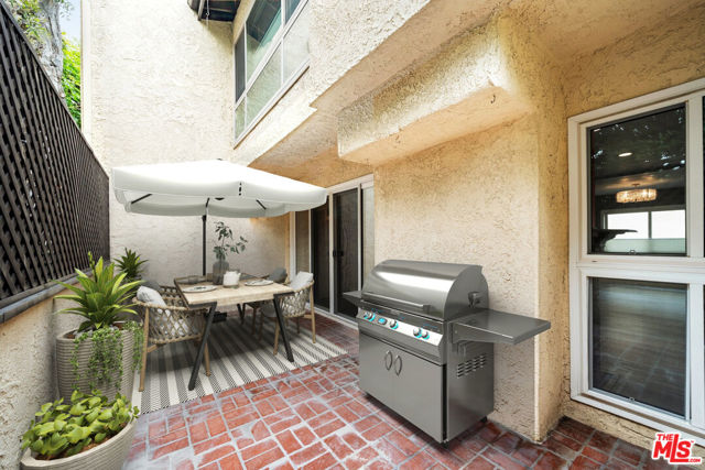 5245 Coldwater Canyon Avenue, Sherman Oaks CA: https://media.crmls.org/mediaz/de4b9ce3-3db4-4bfe-915d-f78d26115e65.jpg