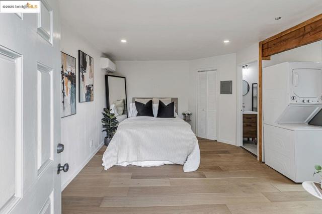 7900 Michigan Ave, Oakland CA: https://media.crmls.org/mediaz/de4cbdbf-9b9b-4eb6-a80b-63aa3d450785.jpg