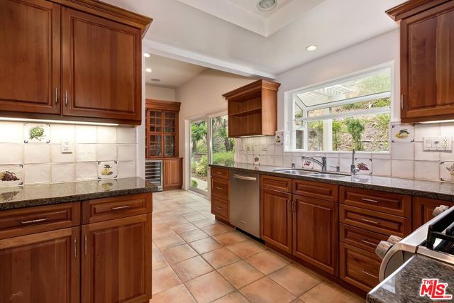 17181 Avenida De La Herradura, Pacific Palisades CA: https://media.crmls.org/mediaz/de4cfac3-83aa-4b58-b169-eccd03a9caa7.jpg