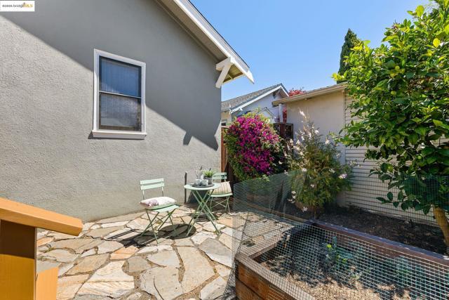 393 43Rd St, Oakland CA: https://media.crmls.org/mediaz/de4d5340-ad2d-4285-a7e3-14efb777bab7.jpg