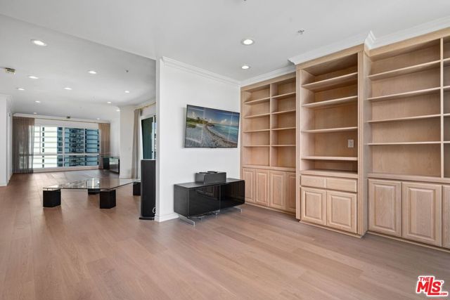 10490 Wilshire Boulevard, Los Angeles CA: https://media.crmls.org/mediaz/de4d8753-352b-4118-bfe9-480a7132704e.jpg