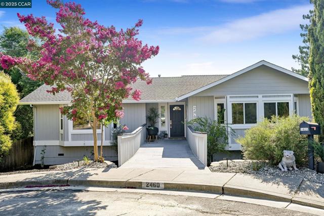 2460 Sky Rd, Walnut Creek CA: https://media.crmls.org/mediaz/de4deaf5-8ba0-4704-978c-96ec1aecf170.jpg