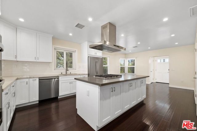 4401 W 58th Place, Los Angeles CA: https://media.crmls.org/mediaz/de4e4855-73d3-419f-9601-3767e8d36f15.jpg