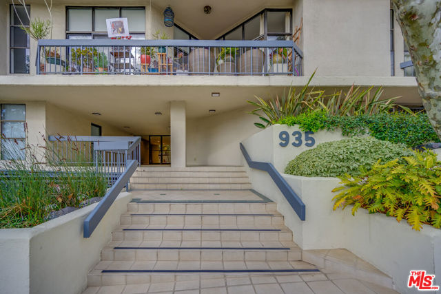 935 WESTBOURNE Drive, 103 photo 3