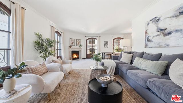 9249 Burton Way, Beverly Hills CA: https://media.crmls.org/mediaz/de4e9602-dd29-4375-9024-82ef50a6b78a.jpg