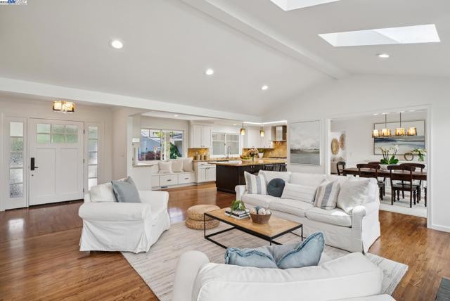 290 Bolla Ave, Alamo CA: https://media.crmls.org/mediaz/de4f3e39-d27f-489d-af4c-8e1773649063.jpg