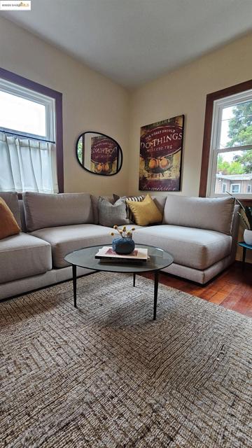 1130 Derby St, Berkeley CA: https://media.crmls.org/mediaz/de4f897e-15df-4884-98a6-ec669158a250.jpg