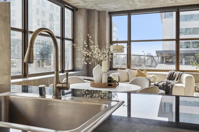 311 2nd St, Oakland CA: https://media.crmls.org/mediaz/de4fe751-9a3b-4e5d-a1d3-53b6c2546872.jpg