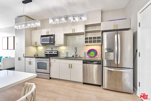 3810 Wilshire Boulevard, Los Angeles CA: https://media.crmls.org/mediaz/de502094-740f-4759-a555-a7f779034a84.jpg