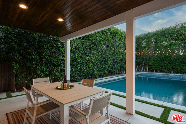 543 N June Street, Los Angeles CA: https://media.crmls.org/mediaz/de505ab1-e9d3-4c0a-9b97-d59baf9fc6b9.jpg