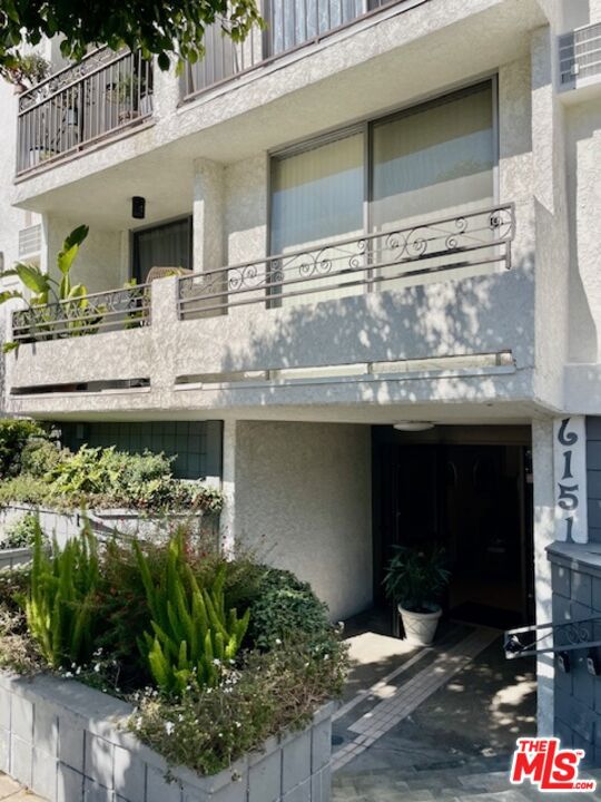 6151 Orange Street, Los Angeles CA: https://media.crmls.org/mediaz/de50771c-c3f0-4bee-b3b9-5978c2fc84ed.jpg