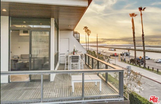 6209 Pacific Avenue, Playa del Rey CA: https://media.crmls.org/mediaz/de50b396-5264-4832-bfdb-ccd4e1823d7f.jpg
