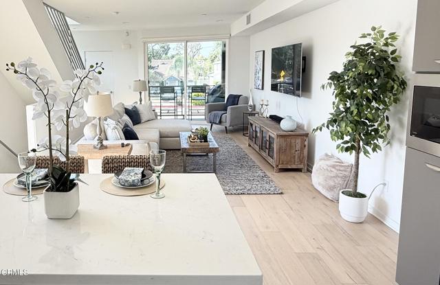 11594 Riverside Drive, Valley Village CA: https://media.crmls.org/mediaz/de510372-cb87-4db3-8489-c0435d64f42b.jpg