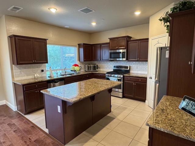 3329 N Shelly Avenue, Fresno CA: https://media.crmls.org/mediaz/de518ff8-fd71-42bd-bd5c-04126d40ba9b.jpg